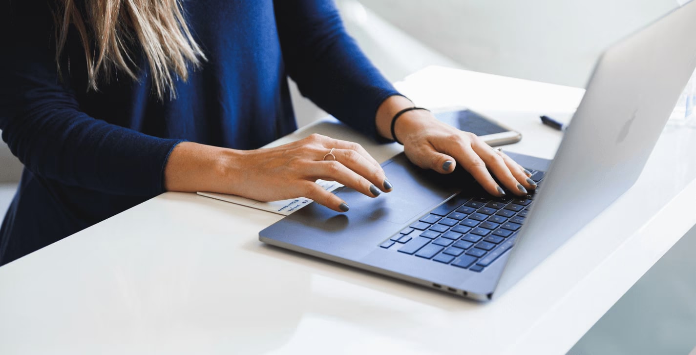 Person, die mit einem Laptop nach Hotels sucht